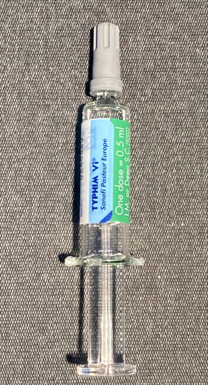 Предзаполненный шприц вакцины TYPHIM Vi Sanofi Pasteur с этикеткой одна доза 0,5 мл