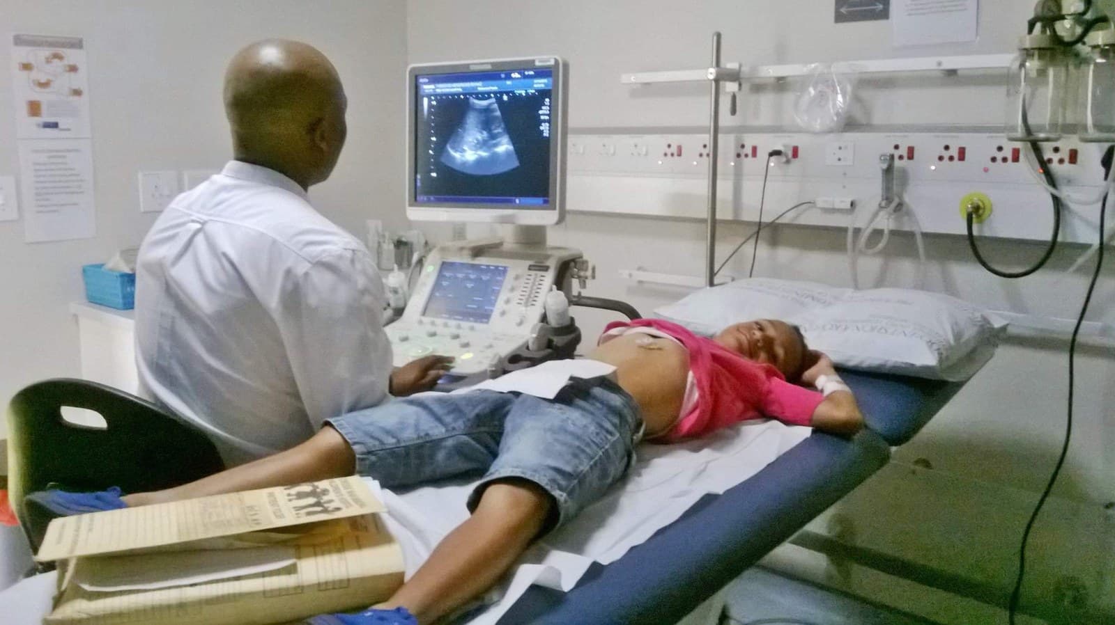 Imagem de ultrassonografia abdominal com a glândula adrenal identificada.