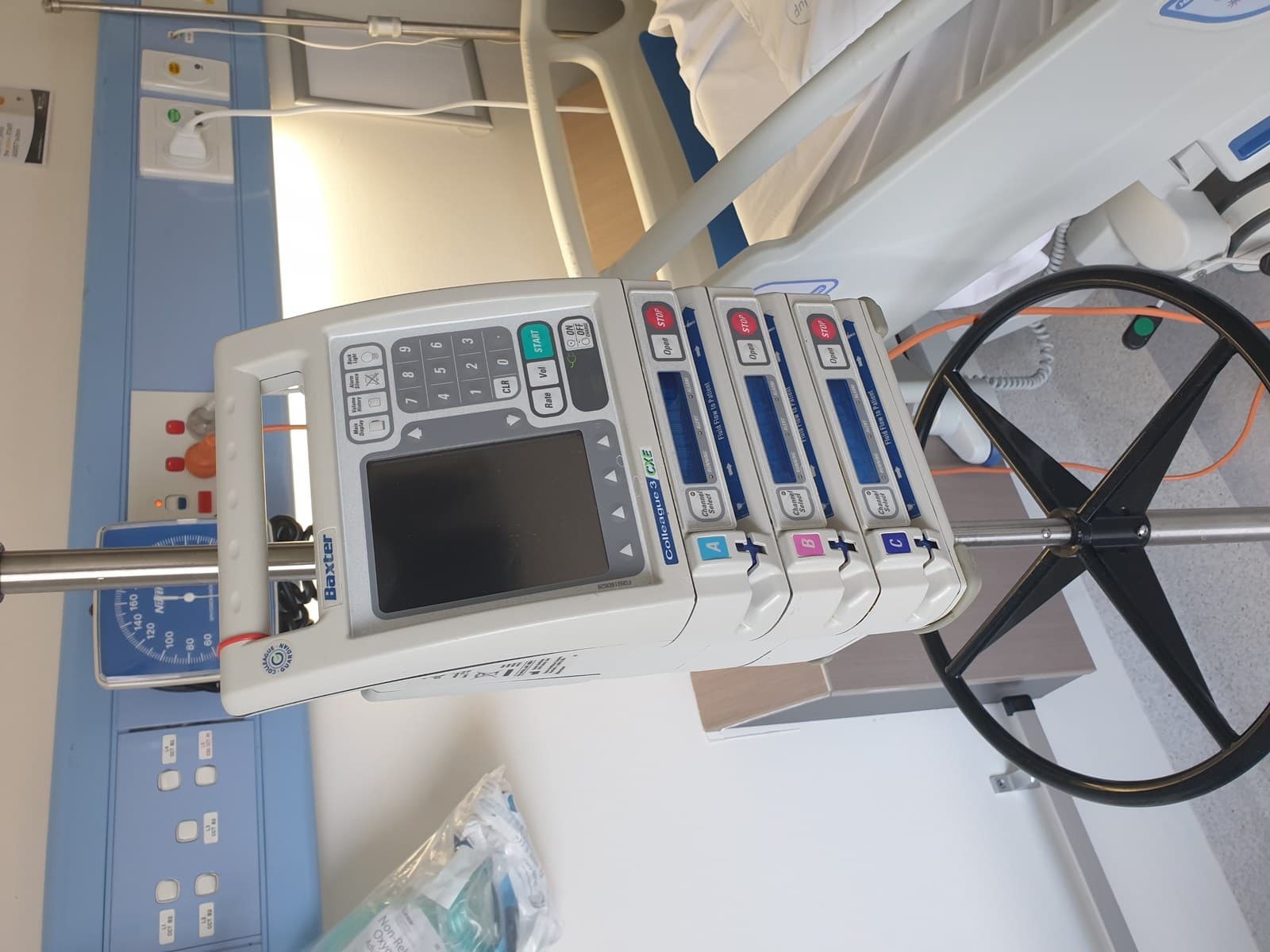 Bomba de infusão de canal único em suporte hospitalar.