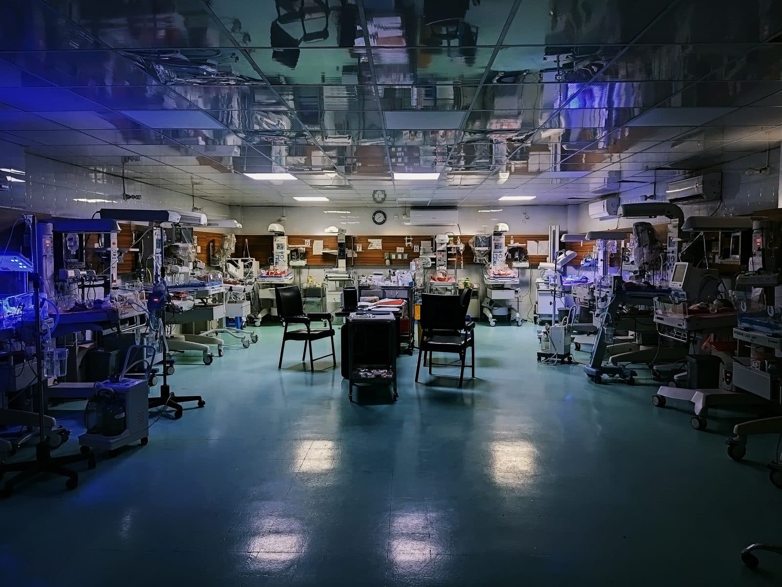 Sala de unidade de terapia intensiva neonatal com incubadoras e monitores.