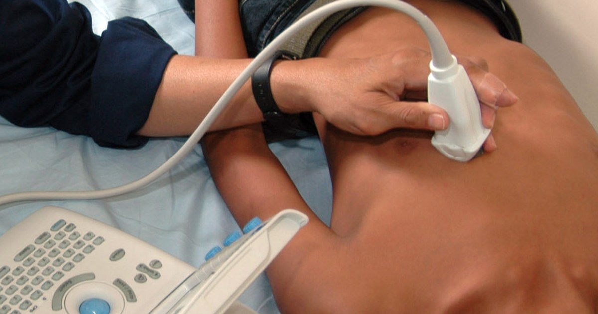Transdutor de ultrassom sobre o abdome superior durante exame de imagem