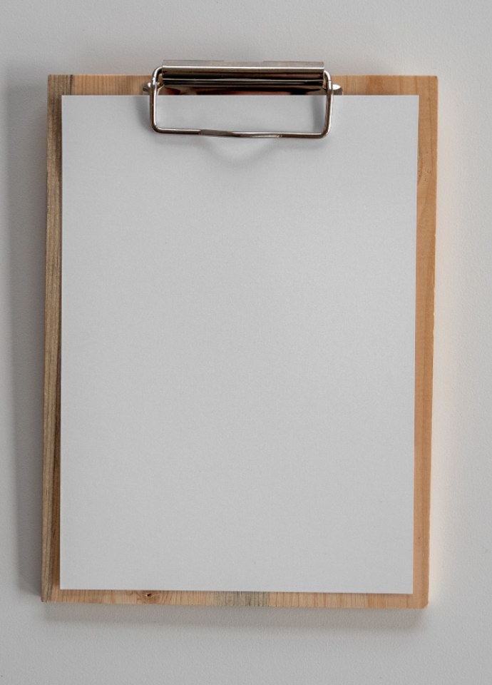 Prancheta em branco sobre uma mesa