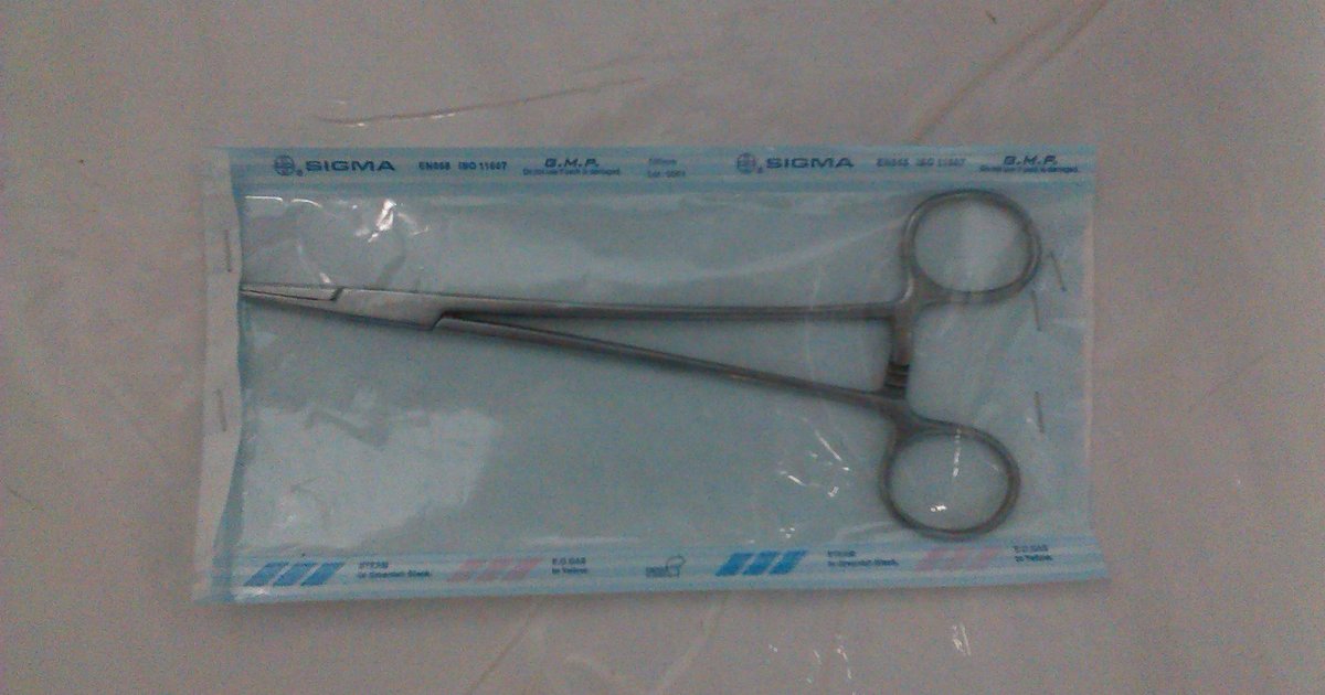 Instrumento médico antigo sobre fundo neutro, capa do post sobre mnemônicos.