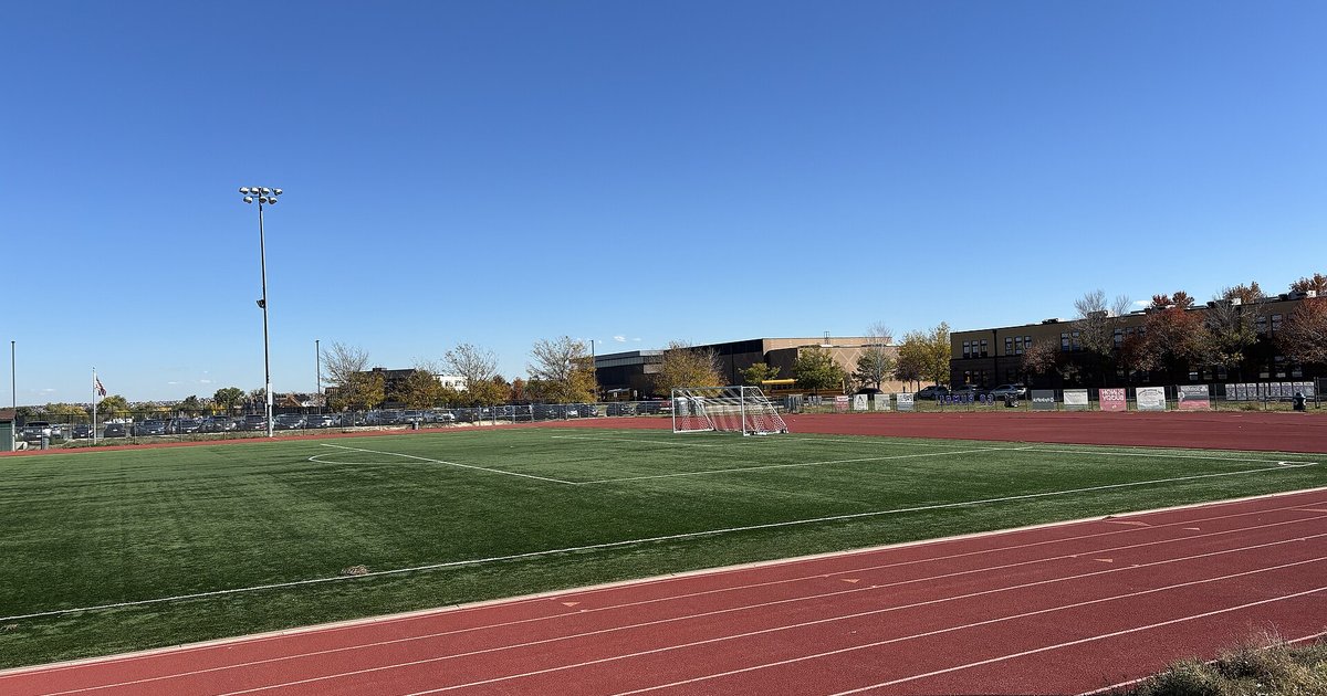 Pista de atletismo junto a un campo de fútbol