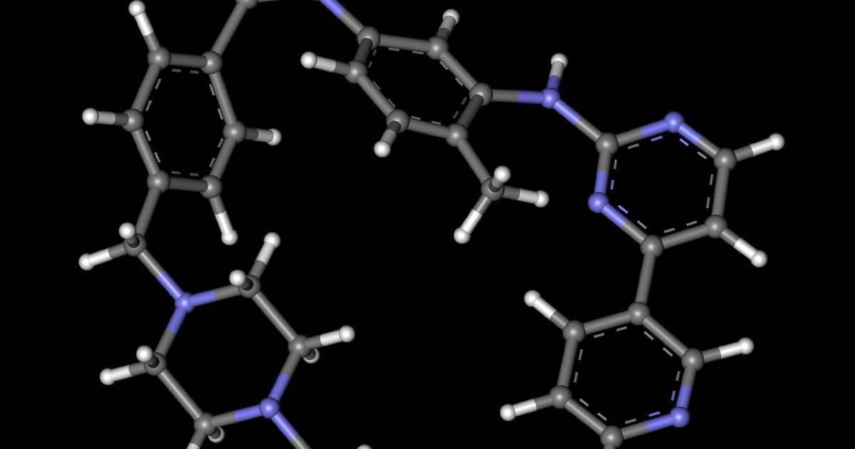 Modelo tridimensional em bolas e bastões da molécula de imatinibe