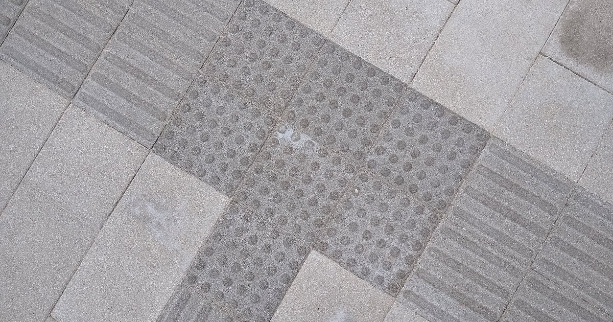 Piso tátil em calçada