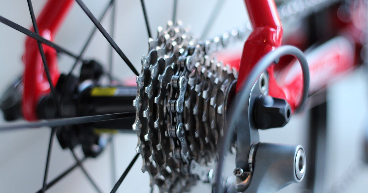 Roda e engrenagens de uma bicicleta vermelha