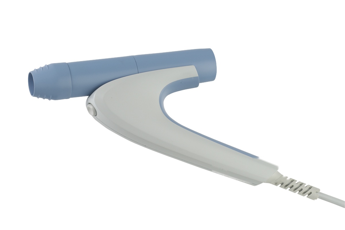 Sensor de fluxo portátil para espirometria, com bocal azul e cabo, sobre fundo branco