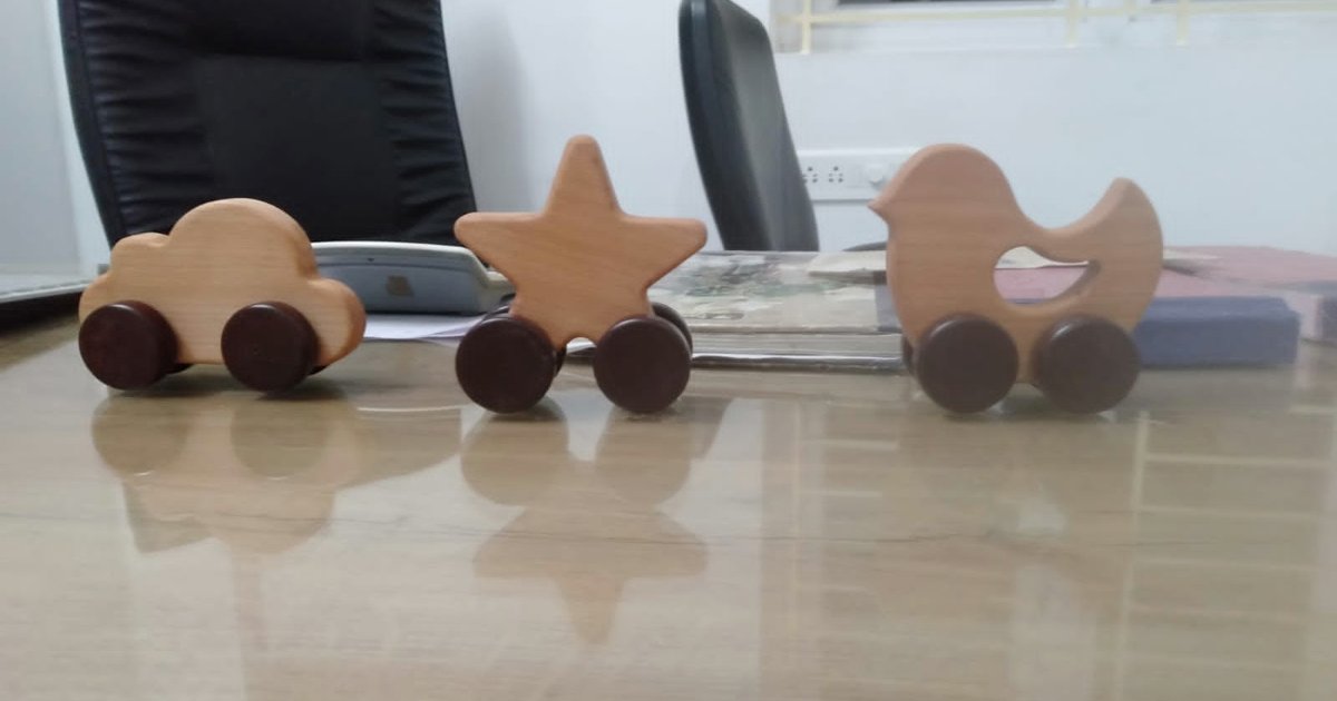 Brinquedos de madeira com rodinhas
