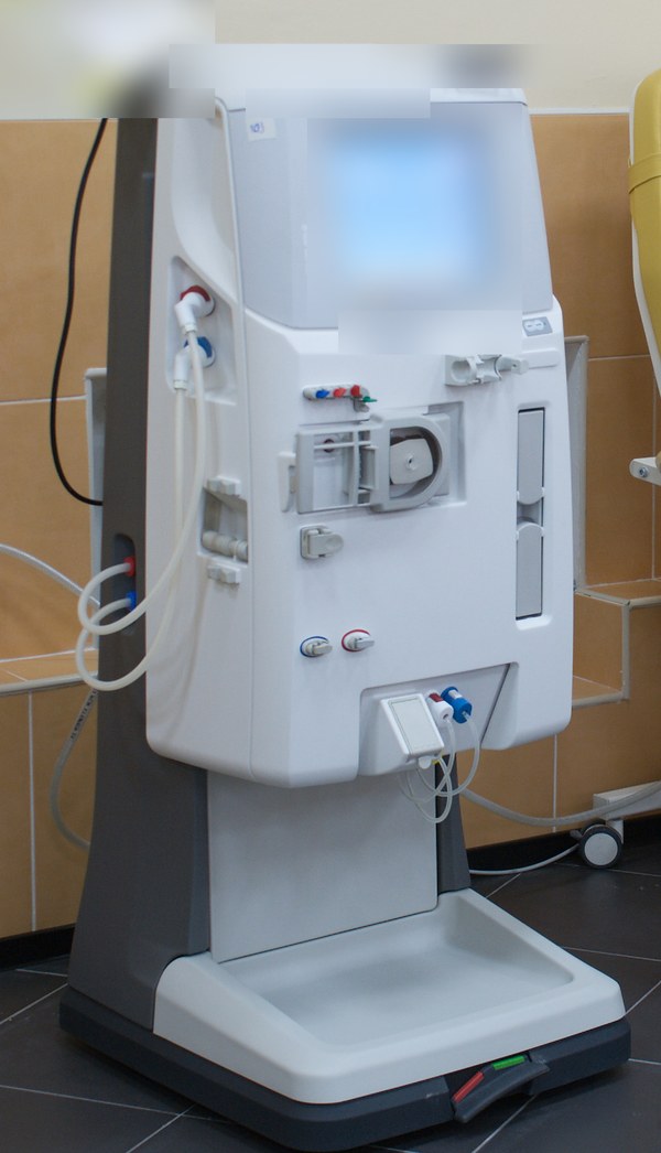 Máquina de hemodiálise desligada em sala de diálise, sem paciente