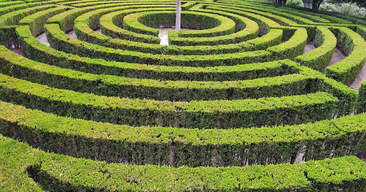 Runder Heckenirrgarten in einem Park
