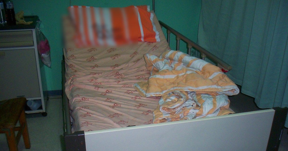 Leito de enfermaria de clínica médica com roupa de cama dobrada