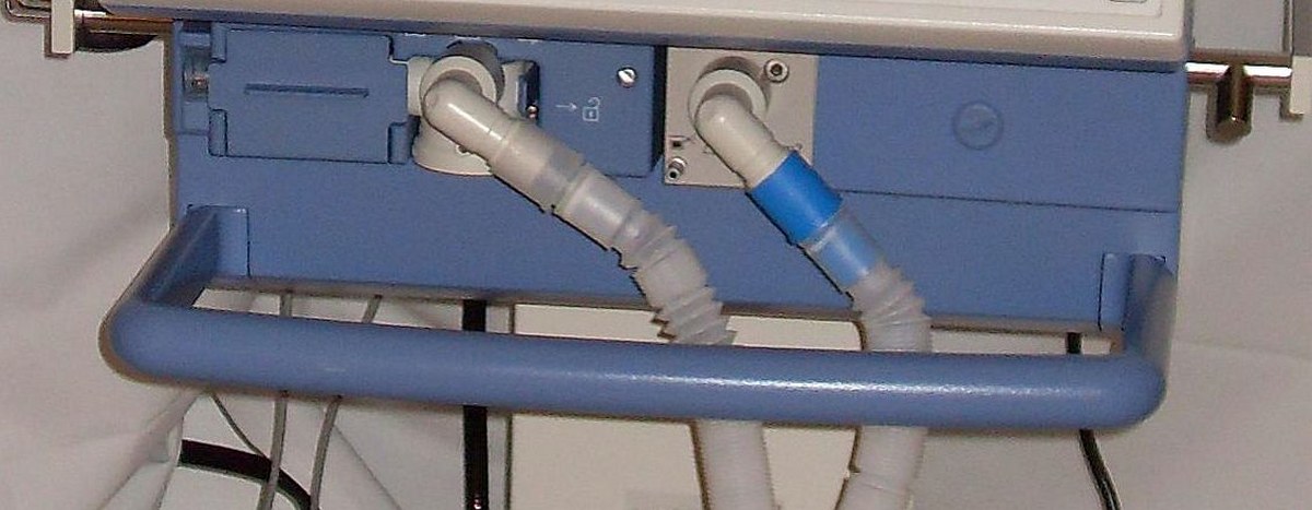 Base de um ventilador mecânico de UTI com as conexões do circuito respiratório