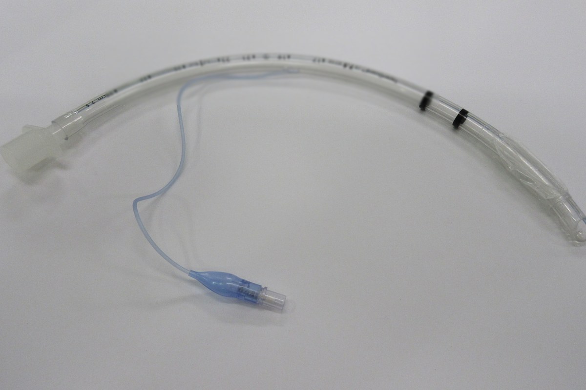Tubo endotraqueal com balonete e linha de insuflação, sobre fundo claro