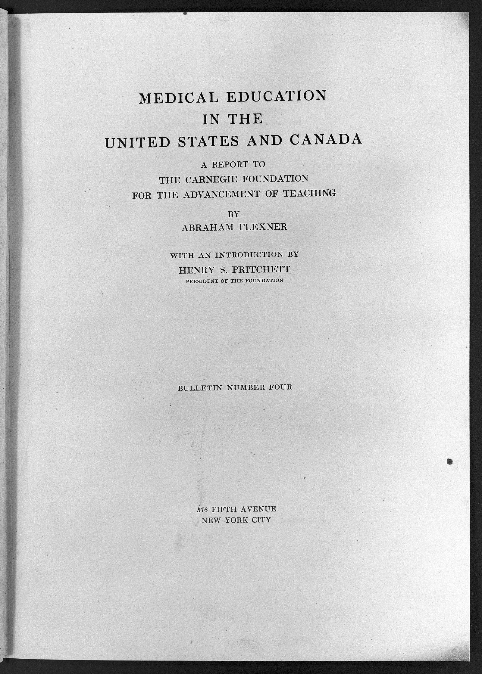 Gedrucktes Titelblatt des Berichts Medical Education in the United States and Canada mit dem Namen von Abraham Flexner und der Carnegie Foundation in schwarzen Buchstaben auf gealtertem Papier.