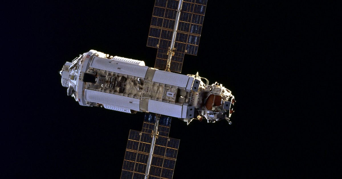 Módulo de estação espacial com painéis solares contra o fundo escuro do espaço
