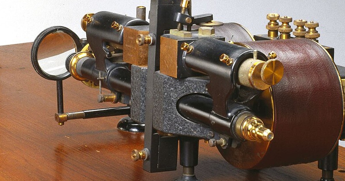 Galvanometer eines frühen Elektrokardiographen mit schwarzen und messingfarbenen Teilen auf einem Holztisch