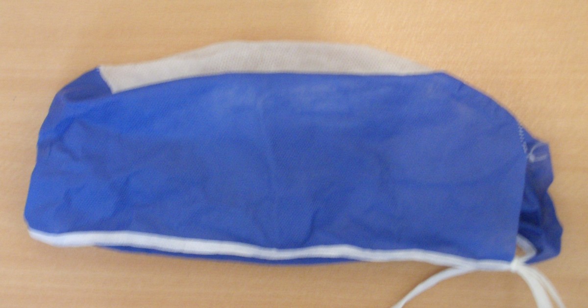 Gorros cirúrgicos de tecido com estampas coloridas, empilhados