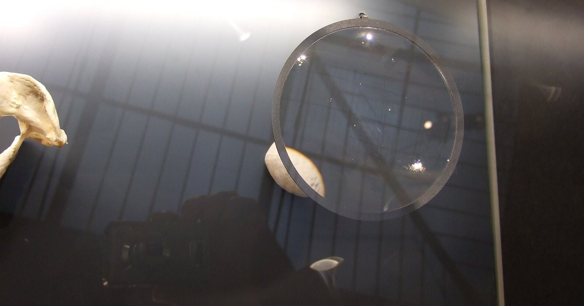 Loupe ancienne dans une vitrine de musée