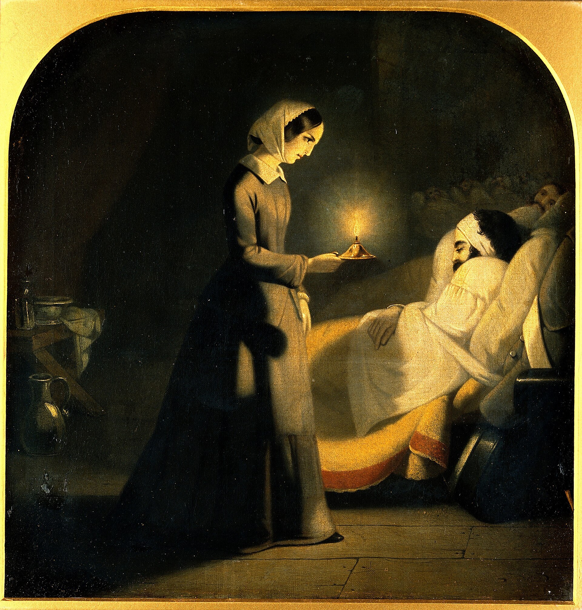 Peinture à l'huile dans un cadre arqué doré : une infirmière en robe sombre, tablier clair et foulard blanc sur la tête tient une lampe à pétrole allumée et observe, dans la pénombre, un soldat à la tête bandée allongé sur un lit avec une couverture jaune ; un autre patient dort au fond.