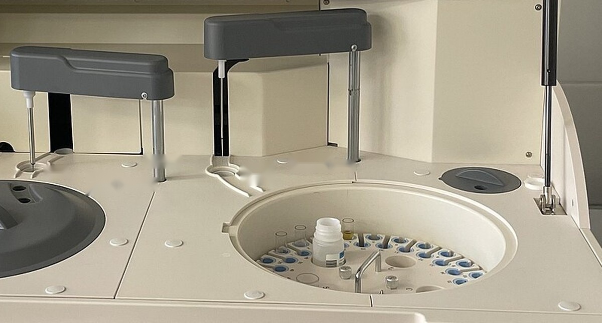 Analisador de coagulação de bancada em laboratório clínico, com compartimento de amostras e reagentes
