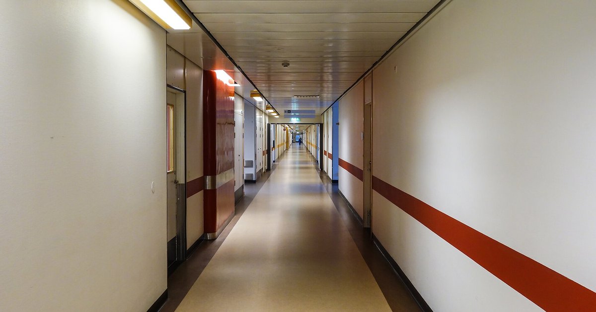 Corredor longo e vazio de hospital